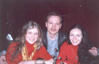 Это я с девченками - Наташей (слева) и Леной (справа)