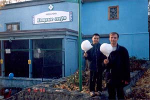 Я с племянником Стасом ... смотрим зверюшек разных... 