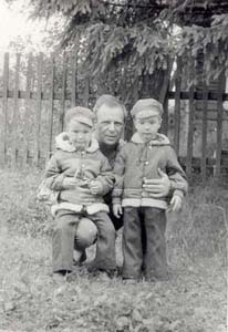 А это папка дал кому-то фотик - нас сфоткать с ним